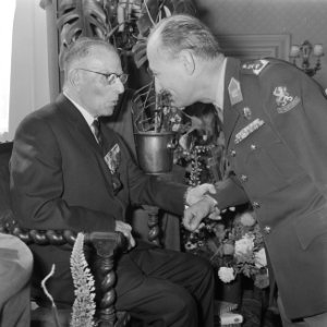 De heer M. Cohen 65 jaar drager MWO, tijdens de recepti luitenant generaal F. va, Bestanddeelnr 917-9622