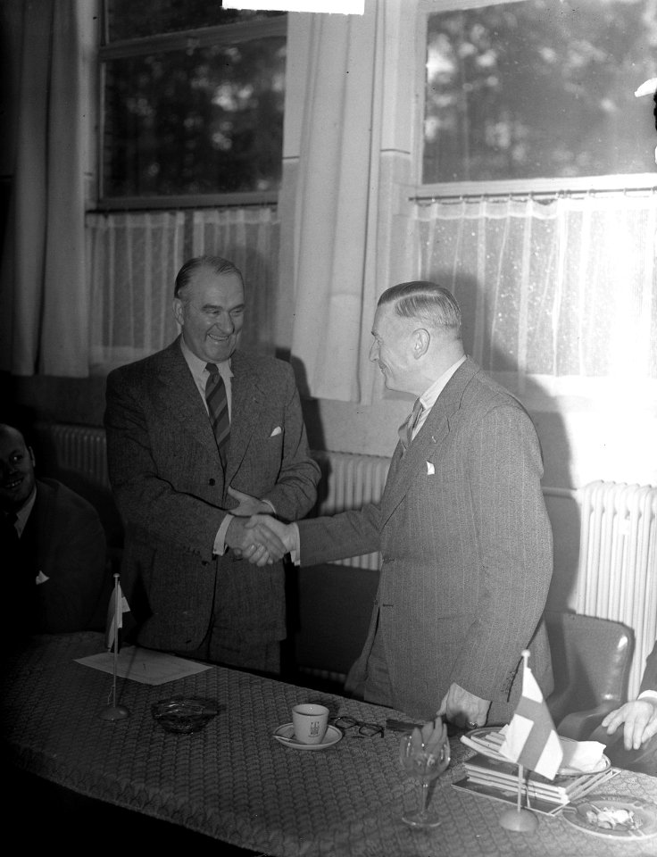 De heer E. von Frenckel, voorzitter van het Finse Olympische Comité heeft in het, Bestanddeelnr 904-1996