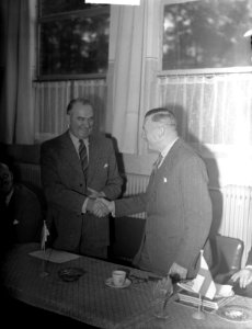 De heer E. von Frenckel, voorzitter van het Finse Olympische Comité heeft in het, Bestanddeelnr 904-1996