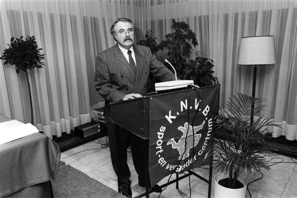 De heer Van der Louw, directeur KNVB, Bestanddeelnr 934-4167