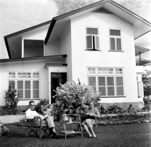 De heer en mevrouw De Greve in hun tuin in Paramaribo, Bestanddeelnr 252-5255