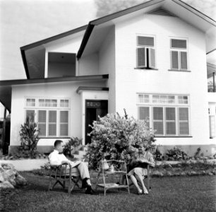 De heer en mevrouw De Greve in hun tuin in Paramaribo, Bestanddeelnr 252-5249