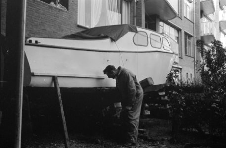 De heer C van den Heuvel bouwt kajuitjacht in tuin in anderhalf jaar, in Aalber, Bestanddeelnr 914-4106