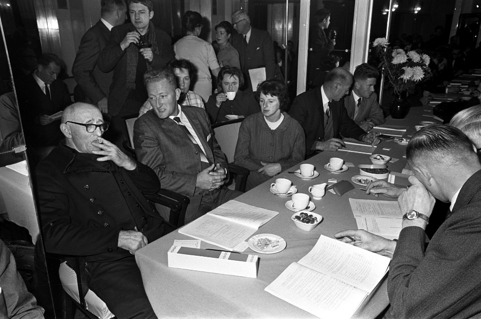 De heer Christiaanse en ir. () plus echtgenote bij wie de munten gevonden werde, Bestanddeelnr 919-7923