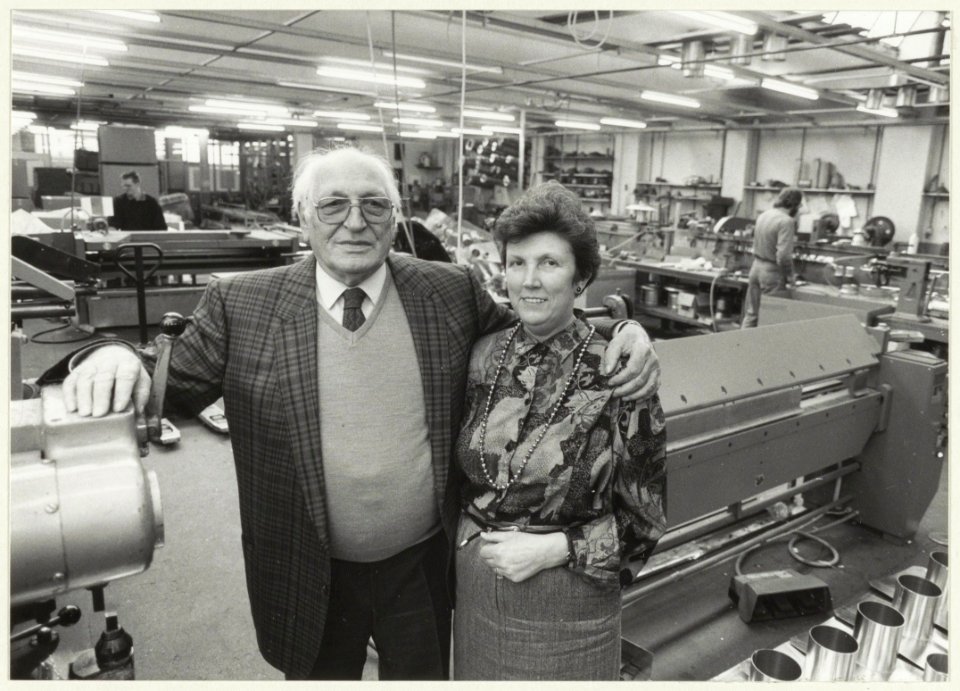 De heer en mevrouw Andreae, oprichters van het Haarlemse metaalbedrijf Anjo aan de Brouwersvaart 60. NL-HlmNHA 54023648