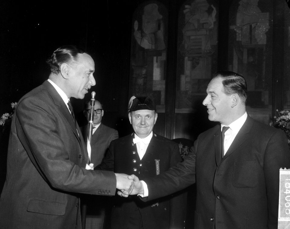 De heer Morren terwijl hij voorzitter J. Remeyer (r.) van de Nederlandse Basketb, Bestanddeelnr 918-4068