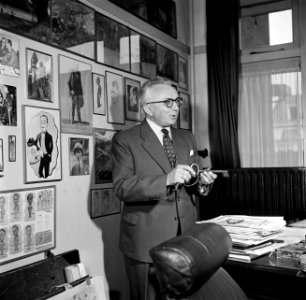 De heer Dellaert bij zijn bureau thuis., Bestanddeelnr 254-2447