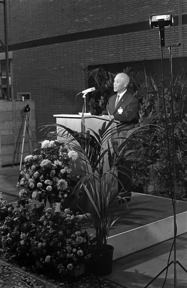 De heer Mitaria (algemeen directeur) spreekt de genodigden toe, Bestanddeelnr 921-7135