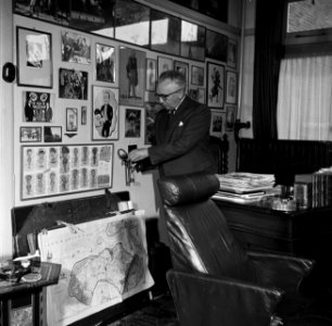 De heer Dellaert bij zijn bureau thuis., Bestanddeelnr 254-2445