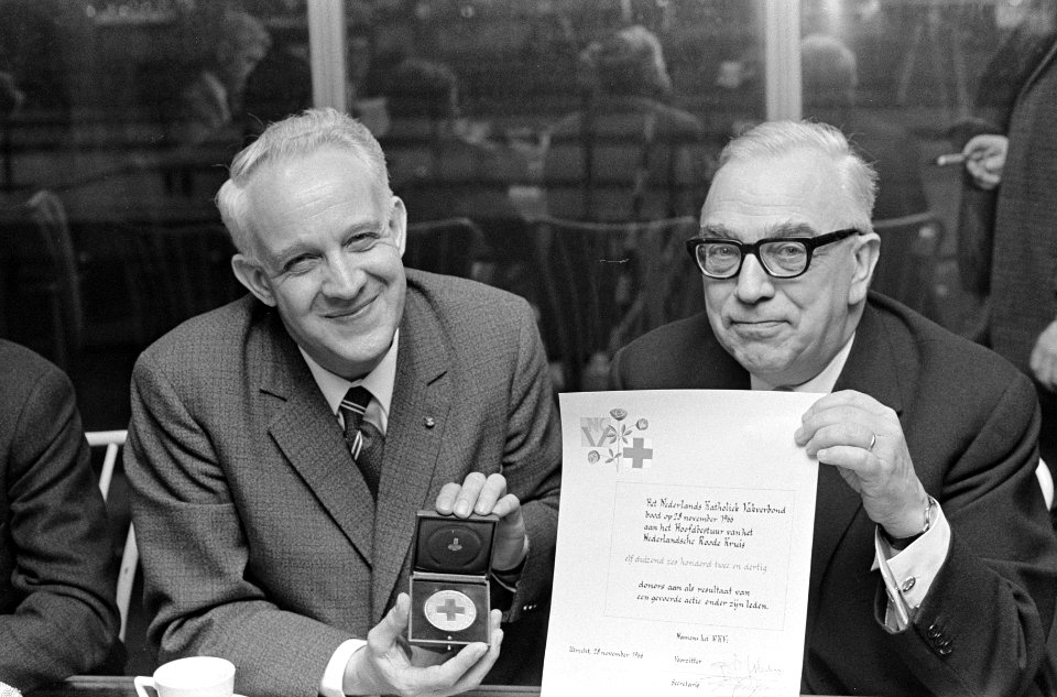 De heer P.P.J. Mertens bij de bloedtransfusiedienst. Rechts, voorzitter van de c, Bestanddeelnr 919-8258