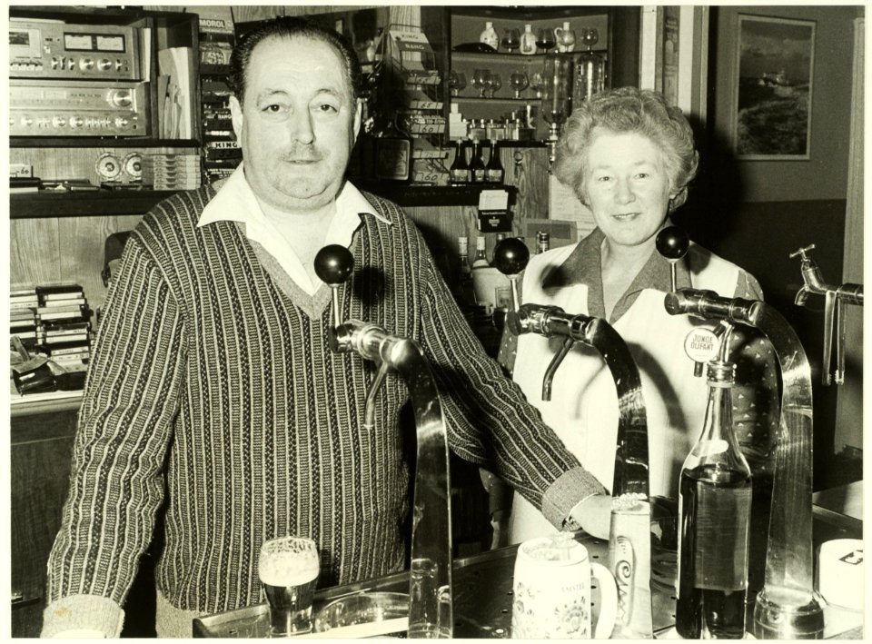 De heer en mevrouw de Boer achter de tap in café de Zon. NL-HlmNHA 5400465055