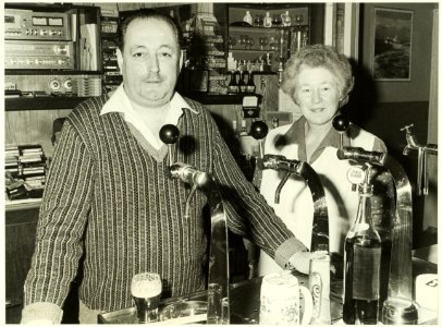 De heer en mevrouw de Boer achter de tap in café de Zon. NL-HlmNHA 5400465055