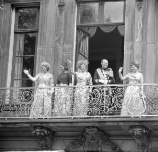 De Koninklijke familie op balkon, vlnr prinses Beatr prinses Irene , koningi, Bestanddeelnr 914-3231