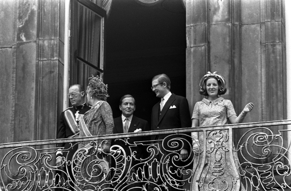 De koninklijke familie op het balkon van het Paleis Lange Voorhout v.l.n.r. prin, Bestanddeelnr 922-7961