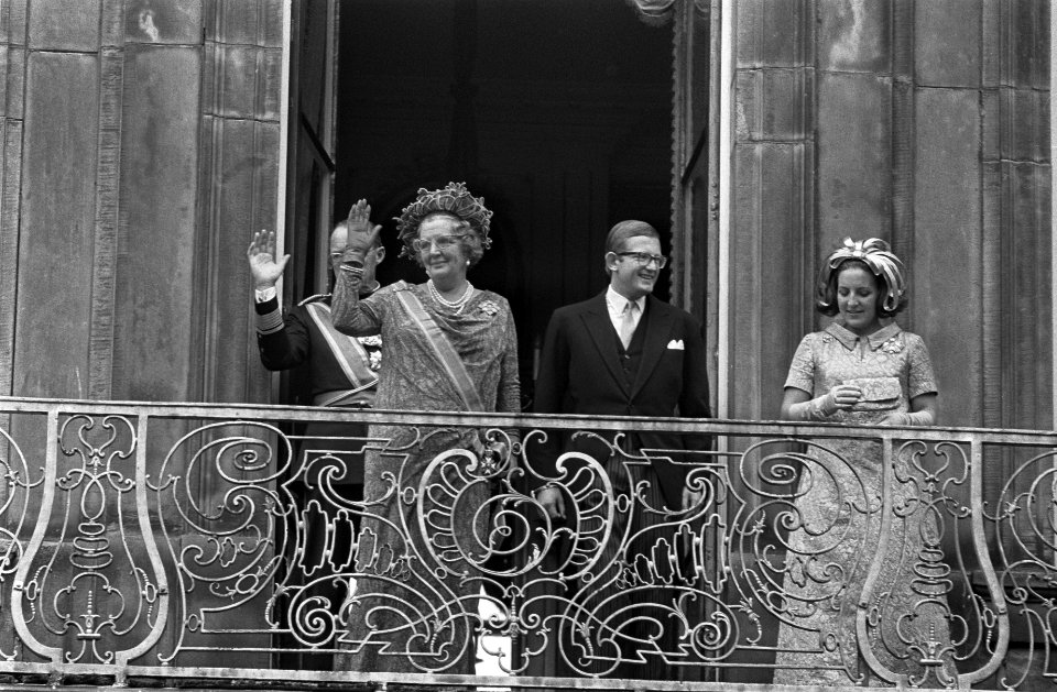 De koninklijke familie op het balkon van het Paleis Lange Voorhout prins Bernha, Bestanddeelnr 922-7991