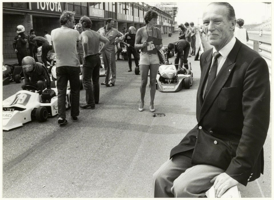 De heer Louis Gillet, (voorzitter van de OCA (Officials Club Automobielsport)), i.v.m. de keuring van het circuit voor de Grand Prix. NL-HlmNHA 54005222