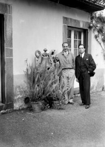De heren Bianchi en Lugiero Freitas Martins voor een huis op Madeira naast een k, Bestanddeelnr 190-0222