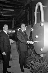 De heer Ossewaarde, (directeur GVB) en wethouder Hamm (rechts), Bestanddeelnr 921-6255