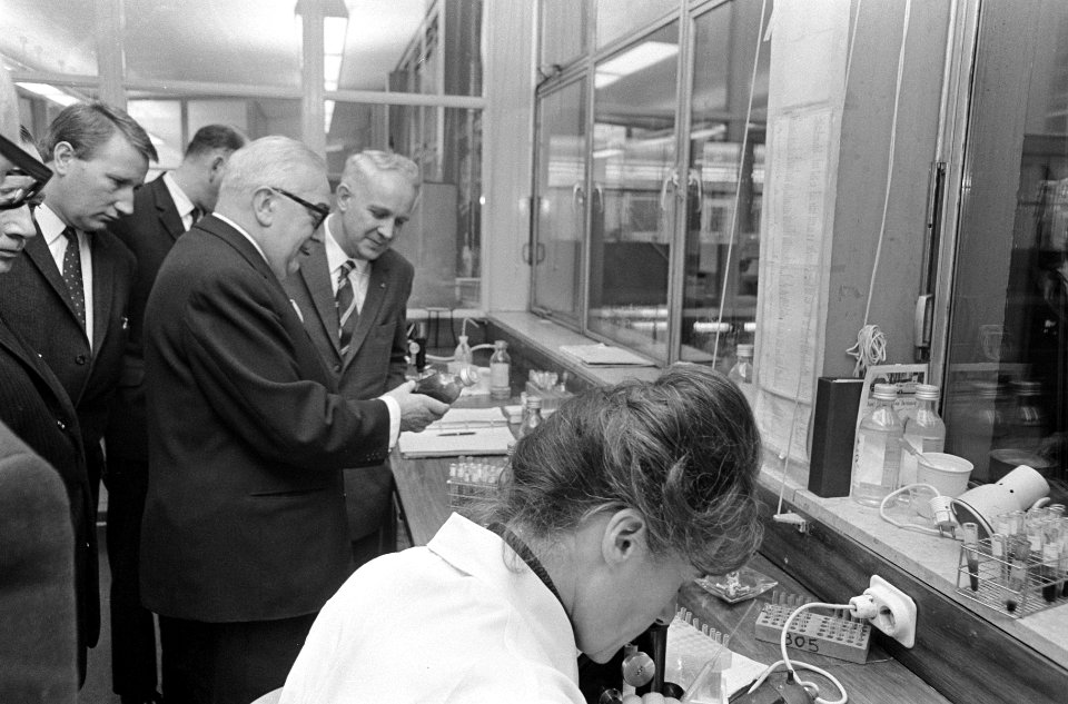De heer P.P.J. Mertens bij de bloedtransfusiedienst. Rechts, voorzitter van de c, Bestanddeelnr 919-8259