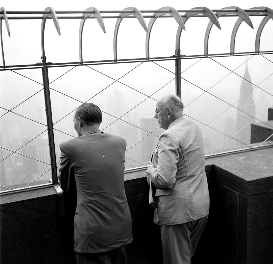 De heren Hans Martin van de KLM en Fisher kijken uit over New York vanaf het Emp, Bestanddeelnr 254-2286