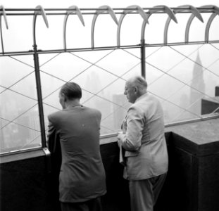 De heren Hans Martin van de KLM en Fisher kijken uit over New York vanaf het Emp, Bestanddeelnr 254-2286