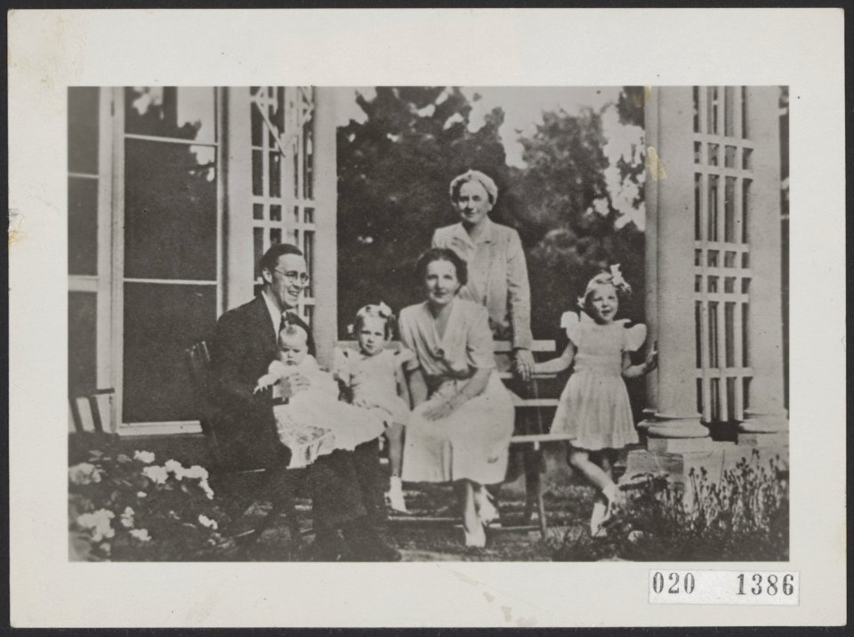 De koninklijke familie in Canada. Vlnr. Prins Berhard, prinses Margriet, prinses, Bestanddeelnr 020-1386