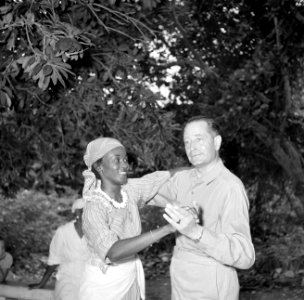 De heer Rebel danst op een feest in Barber op Curaçao, Bestanddeelnr 252-3390