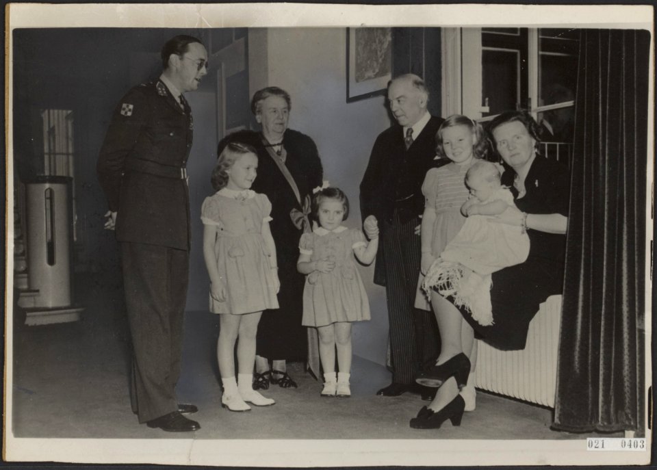 De koninklijke familie met de Canadese premier Mackenzie vlnr. prins Berhard, p, Bestanddeelnr 021-0403