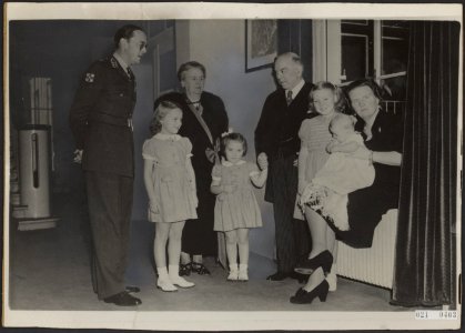 De koninklijke familie met de Canadese premier Mackenzie vlnr. prins Berhard, p, Bestanddeelnr 021-0403
