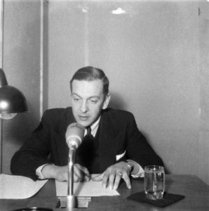 De heer Landré, bekend als Fox van Herrijzend Nederland, voor de microfoon, Bestanddeelnr 900-9635