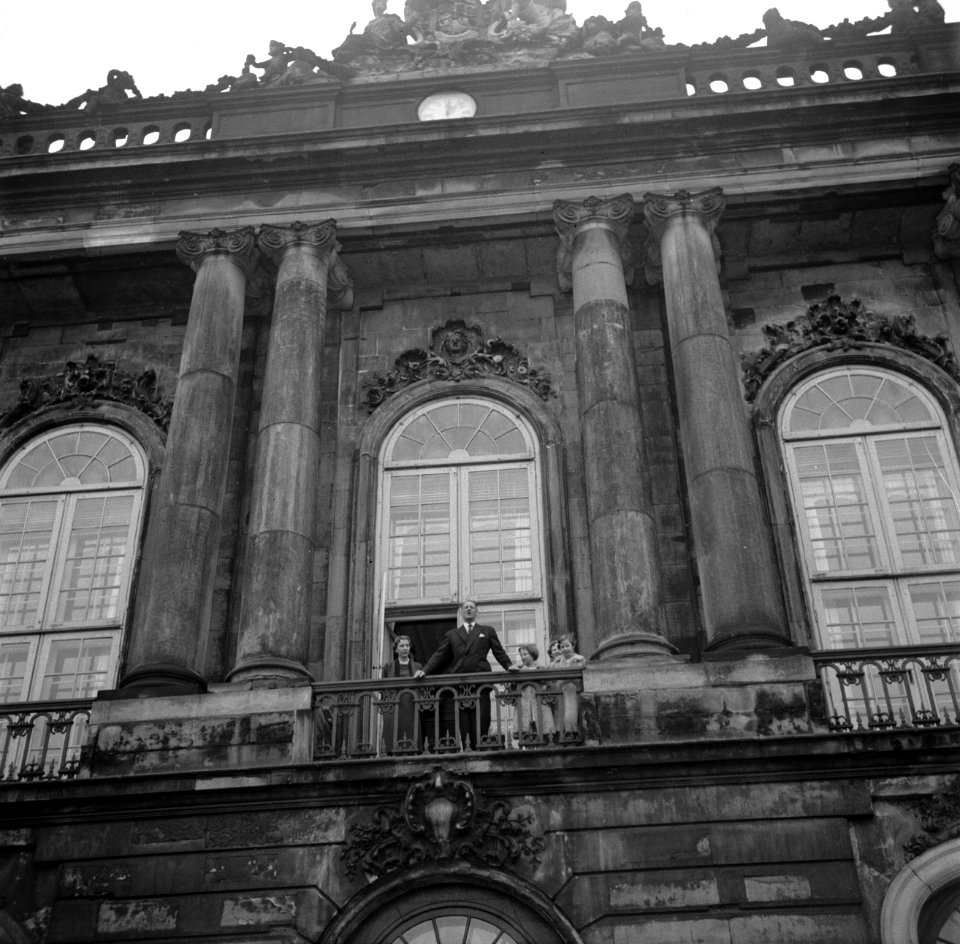 De koninklijke familie op het balkon van paleis Brockdorff ter ere van de verjaa, Bestanddeelnr 252-8662 photo