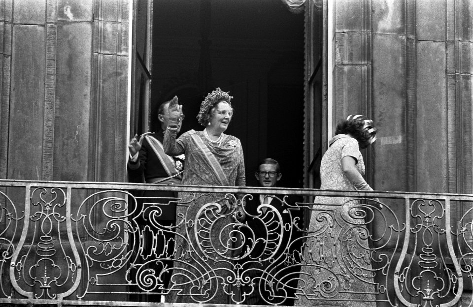 De koninklijke familie op het balkon van het Paleis Lange Voorhout prins Bernha, Bestanddeelnr 922-7990