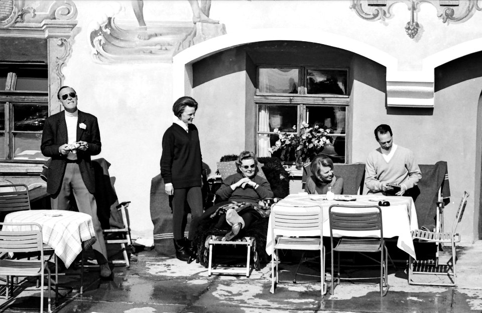 De koninklijke familie op een hotelterras in Lech, NL-HlmNHA 1478 03105 01 K 18
