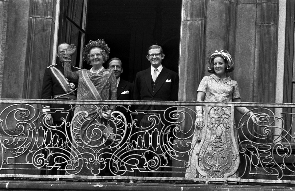 De koninklijke familie op het balkon van het Paleis Lange Voorhout prins Bernha, Bestanddeelnr 922-7989