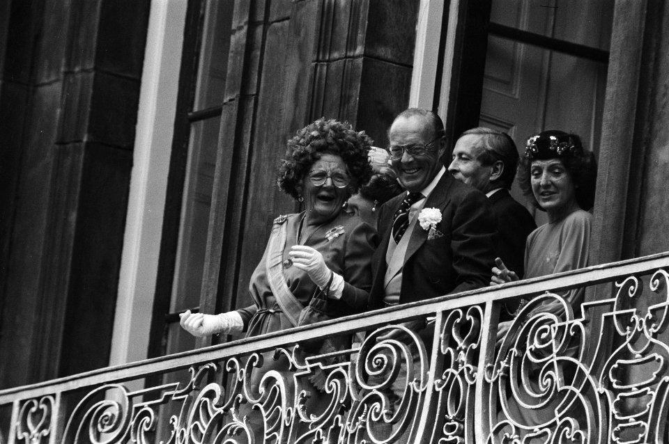 De koninklijke familie op het balkon van Paleis Lange Voorhout, Bestanddeelnr 930-4476