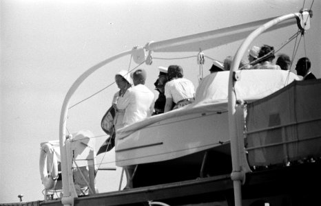 De koninklijke familie aan boord van het koninklijk jacht Piet Hein, Bestanddeelnr 911-4300