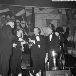 De heren Bob Slavenburg (rechts) en Hans Kreyns , kampioen Bridge paren 1966 met, Bestanddeelnr 919-1599