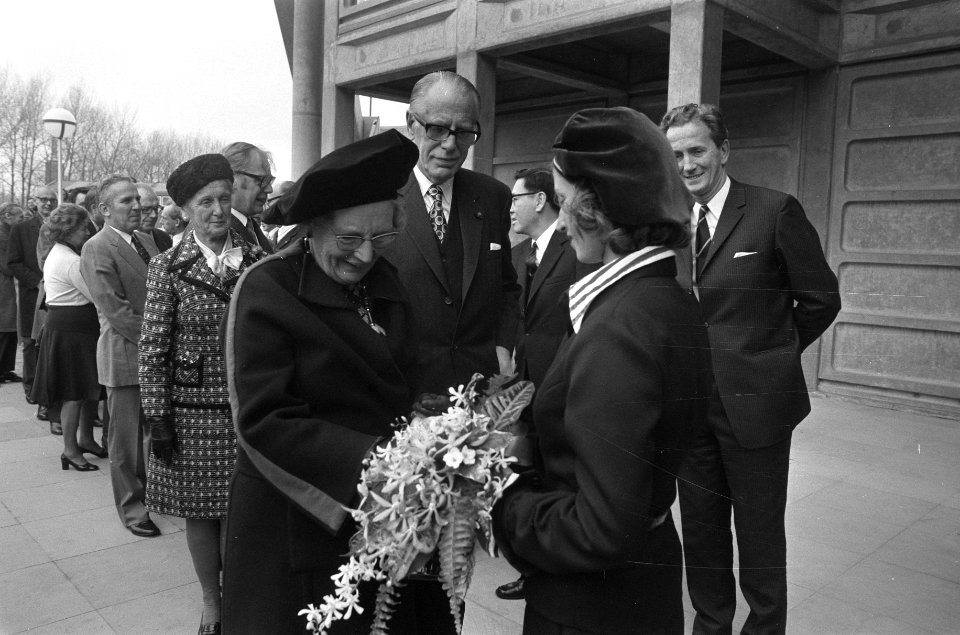 De koningin wordt begroet bij aankomst, Bestanddeelnr 926-8125