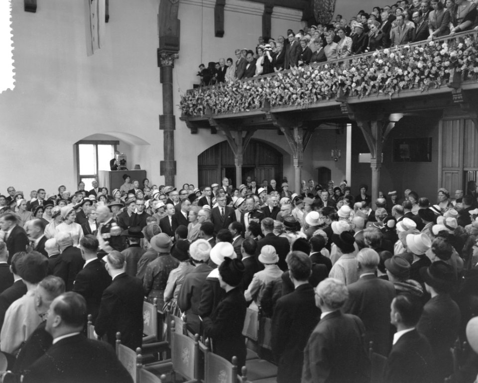 De koninklijke familie betreedt de Ridderzaal, Bestanddeelnr 911-6104