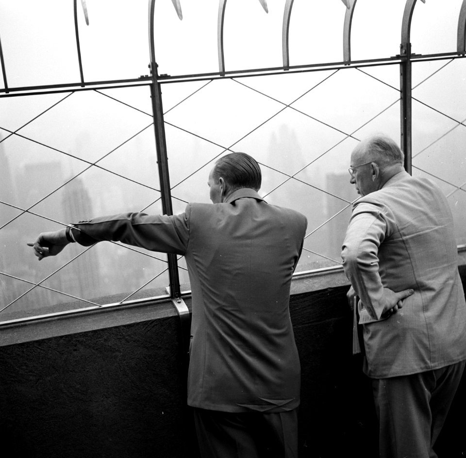 De heren Hans Martin van de KLM en Fisher kijken uit over New York vanaf het Emp, Bestanddeelnr 254-2287