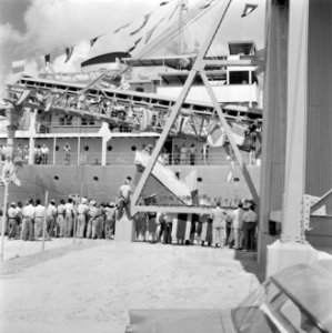De koningin verlaat het schip de Prospector in Moengo voor het bezoek aan de fab, Bestanddeelnr 252-4435