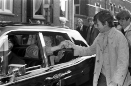 De Koningin wordt na haar vertrek uit het ziekenhuis door een jongen gefelicitee, Bestanddeelnr 921-7149