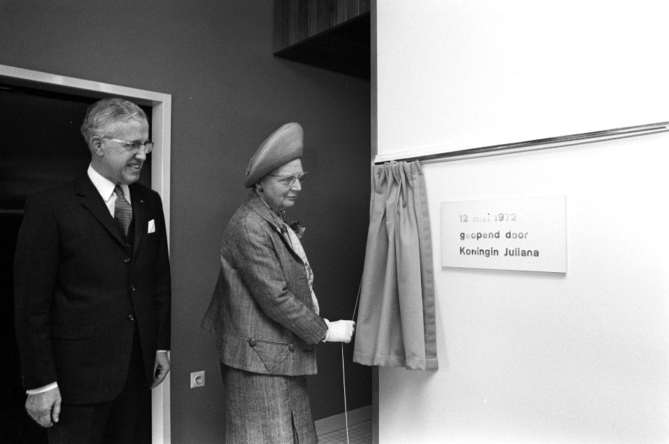 De koningin verricht de openingshandeling, Bestanddeelnr 925-5970