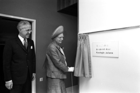 De koningin verricht de openingshandeling, Bestanddeelnr 925-5970