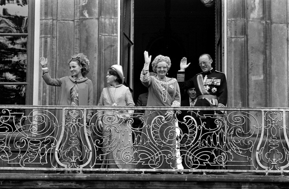 De Koninklijke familie zwaait de bevolking toe vanaf een balkon van het paleis L, Bestanddeelnr 921-6875