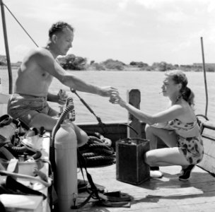 De heer en mevrouw Hakkenberg aan boord van een schip in de Fuikbaai, Bestanddeelnr 252-3017