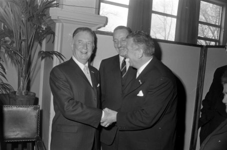 De heer Kieboom (rechts) en de heer Van Nuis feliciteren Dick Busem, Bestanddeelnr 920-1956