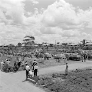 De koninklijke stoet komt aan in Julianadorp, Bestanddeelnr 252-4443