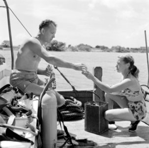 De heer en mevrouw Hakkenberg aan boord van een schip in de Fuikbaai, Bestanddeelnr 252-3018
