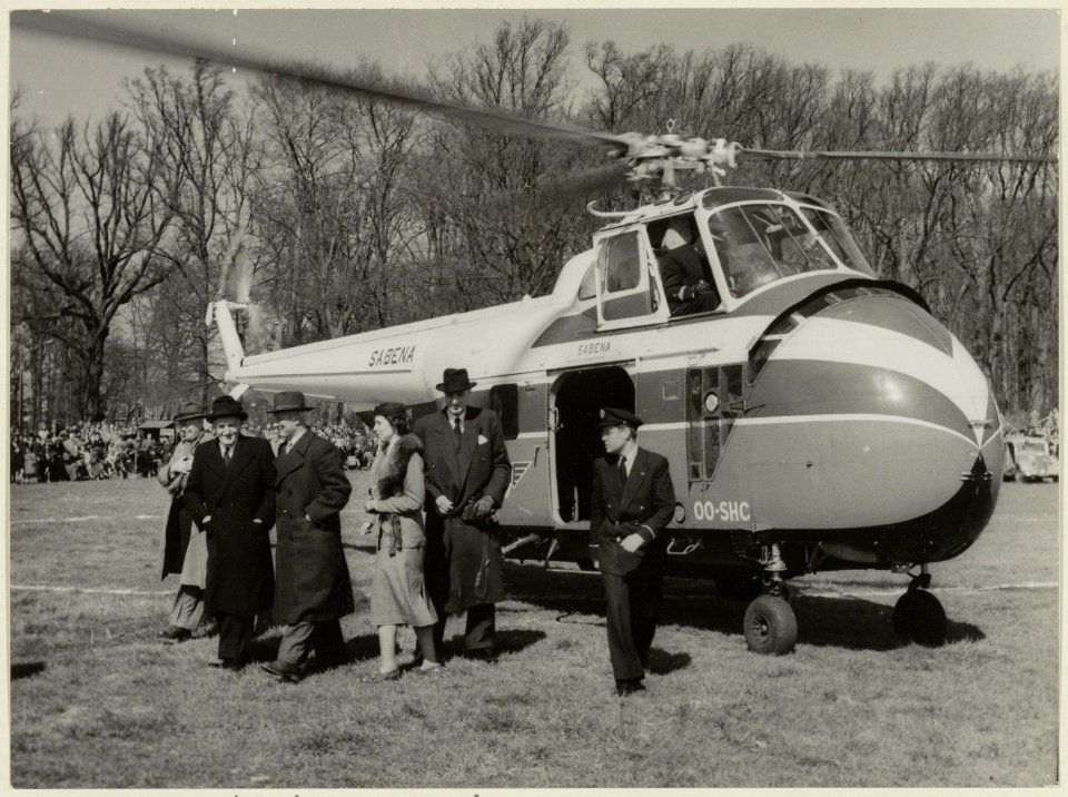 De helihaven op de hoek van de Wagenweg en de Spanjaardslaan, werd op 10 april 1954 geopend met een landing van de Sikorsky S55 van de SABENA, vanuit de helihaven bij de Keukenhof. 2e van links commis